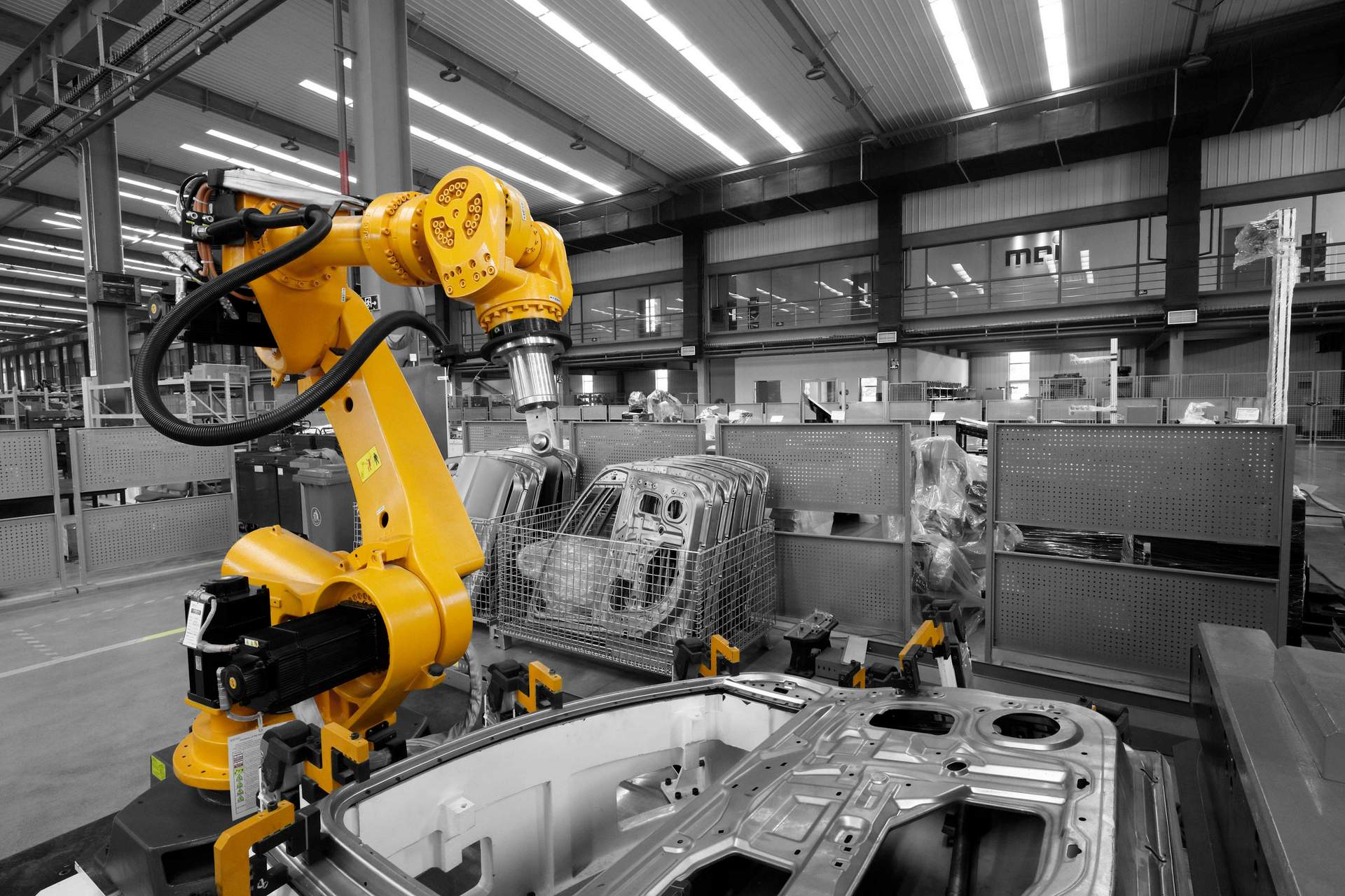 Industrieroboter in einer automatisierten Fertigungsanlage